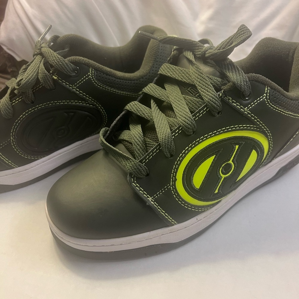 Heeleys Voyager HE100605 Green With Yellow Youth Sz 6. Women Sz 8.